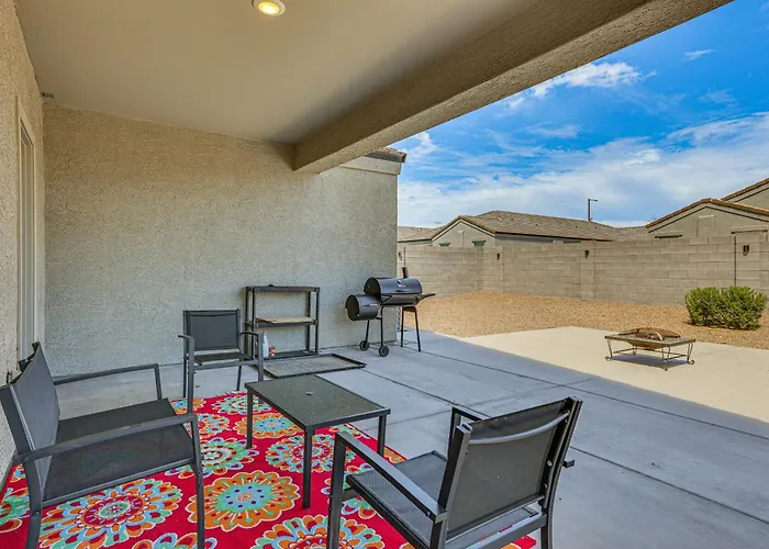 Holiday home Patio & Fire Pit! Cozy Desert Retreat In